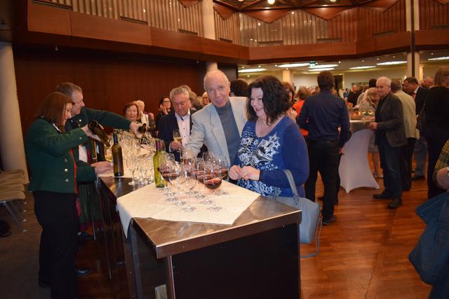 Die Möglichkeit gemeinsam ins Gespräch zu kommen fördert das "Wir-Gefühl", vor allem in geselliger Runde bei einem guten Glas Wein.  | Foto: B.Bender
