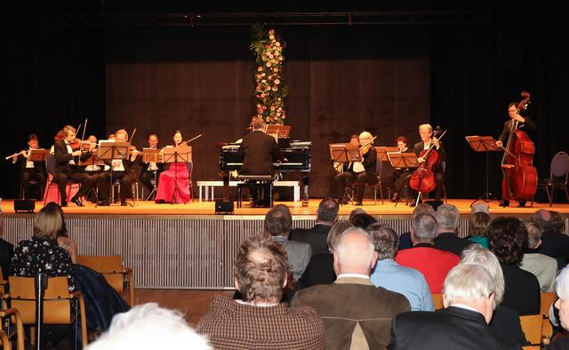 Im "Wiener Stil" unterhielt das Johann-Strauß-Orchester Kurpfalz | Foto: Heike Schwitalla