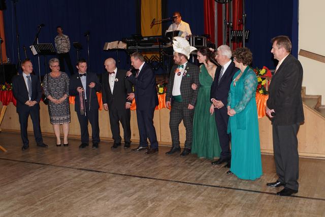Närrische Orden für Multiplikatoren des Humors: Sebastian Thomas, Chef des Elferrats, Tina Hoffmann, Gestalterin des Ordens, Fasenachtsausschussvorsitzender Stefan Mohr, Ehrenhofmarschall Siegfried Grobs, Hofmarschall Christian Lauer, Prinz Philip I., Prinzessin Lisa I., Ortsbürgermeister Gerhard Beil, Kulturattachée Alexandra Hirsch, Wehrführer Hubert Zirker (von links nach rechts)