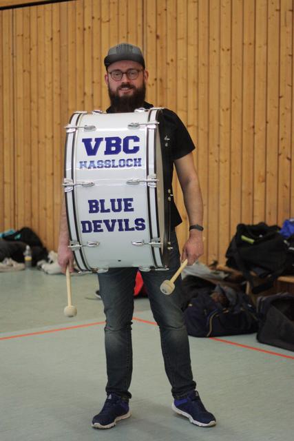 Christian Reiß mit der nagelneuen Blue-Devils-Trommel als Supporter des Herrenteams gegen Maximiliansau und Speyer 3

FotoArchiv Merkel