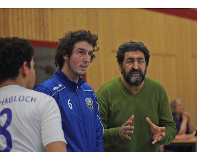 Gesprächsbedarf durch das Trainer-Team, nachdem es in den ersten drei Sätzen gegen Maximiliansau so gar nicht lief...und erst ganz am Ende des dritten Satzes die nicht mehr erwartete Wende kam...

FotoArchiv Merkel
