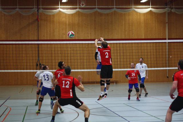 Angriff der in den ersten beiden Sätzen dominanten Maxauer

FotoArchiv Merkel