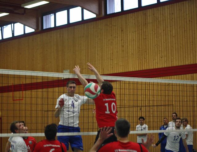 Spielzene aus dem am Schluss heiß umkämpften Match gegen Maxau, im Vordergrund Jonathan Milleck (4)

FotoArchiv Merkel