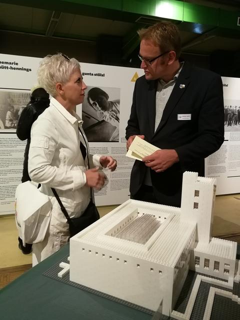 Oberbürgermeister Markus Zwick und Annette Legleitner vom OB-Büro vor einem Modell des Plub bei der Eröffnung der Bauhaus-Ausstellung in Poissy. Auch in Sachen Kunst gibt es einen Austausch zwischen beiden Partnerstädten.Foto: Kling-Kimmle
