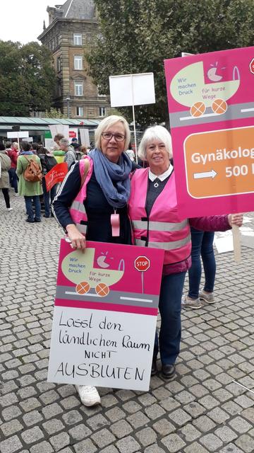 Die Jockgrimer Landfrauen beim Hebammen-Protest in Mainz | Foto: Küster