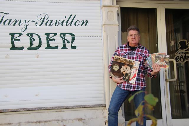 Der ehemalige DJ vor dem heruntergekommenen Tanz-Pavillon. | Foto: Franz Walter Mappes