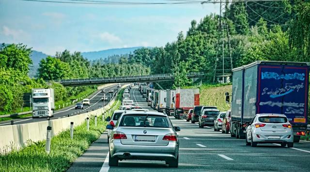 Autofahrer, die keine Rettungsgasse bilden oder eine Rettungsgasse unerlaubt nutzen, müssen ab sofort mit einer Geldbuße von bis zu 320 Euro rechnen - plus einem Monat Fahrverbot sowie zwei Punkten in Flensburg Foto: pixabay