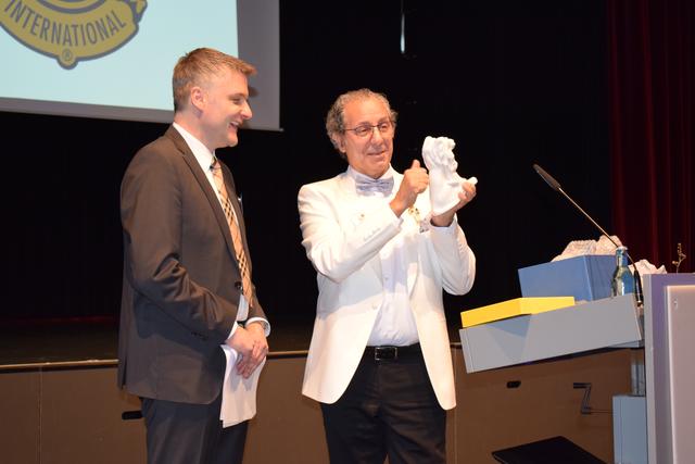 District-Governor Jean-Michel Postorino (re.) überreicht dem Präsidenten vom Lions-Club Annweiler, Roger Roth, einen weißen Löwen zum Geburtstag. Foto (3): B. Bender | Foto: B.Bender