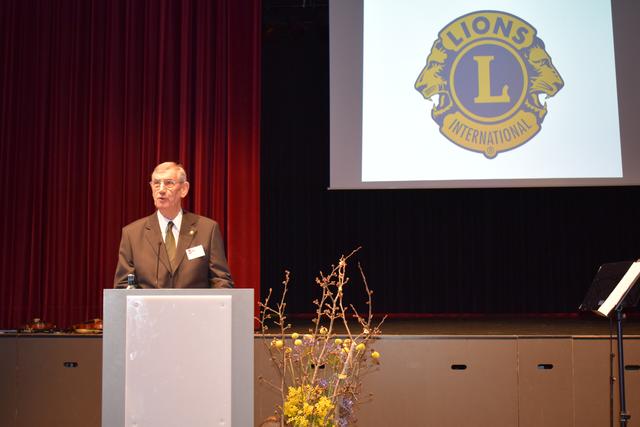 Hermann-Josef Stürwald, Gründungspräsident des Lions-Clubs Annweiler, bei seiner Festansprache. | Foto: B.Bender