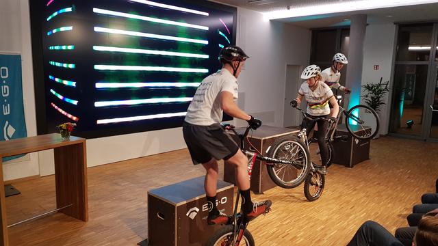 Eine erstklassige Performance zeigten im Rahmen des KSC-Business-Abends Nina Reichenbach, Trial-Weltmeisterin der Frauen, Oliver Widmann, Trial-Weltmeister im Einzel und Trial-Weltmeister im Team, und Jonas Friedrich, mehrfacher Deutscher Trial-Meister, die auch von der „E.G.O.-Gruppe“ unterstützt werden | Foto: www.jowapress.de