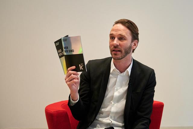 Johan Holten präsentiert zwei Publikationen der Kunsthalle.   | Foto: Christian Gaier