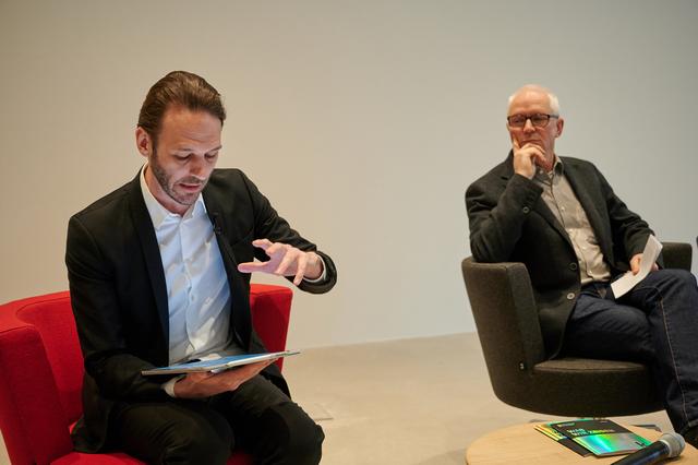 Thomas Köllhofer beobachtet den gewohnt gestenreichen Johan Holten. | Foto: Christian Gaier