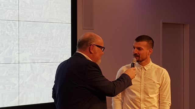 Neuzugang Jérôme Gondorf im Gespräche mit Stadionsprecher Martin Wacker | Foto: www.jowapress.de