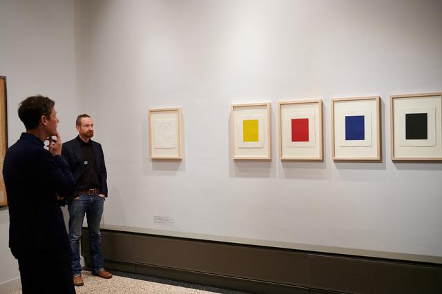 Kurator Mathias Listl und der Künstler Wolfgang Ganter in der Ausstellung "Drucken ohne Farbe". | Foto: Christian Gaier