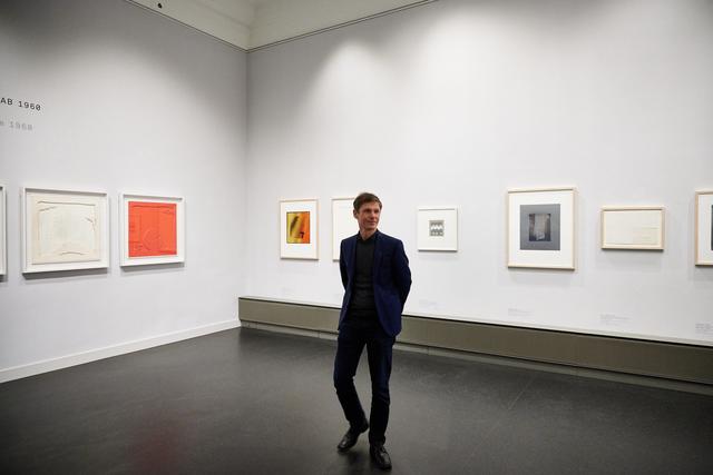 Kurator Mathias Listl in der Ausstellung "Drucken ohne Farbe". | Foto: Christian Gaier