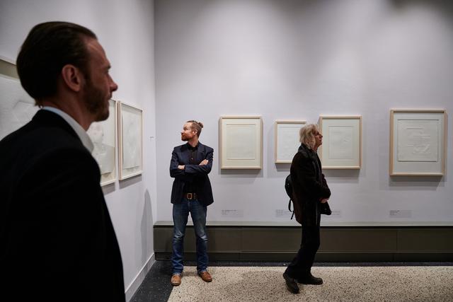 Kunsthallendirektor Johan Holten (links) und der Künstler Wolfgang Ganter (Mitte) in der Ausstellung "Drucken ohne Farbe". | Foto: Christian Gaier