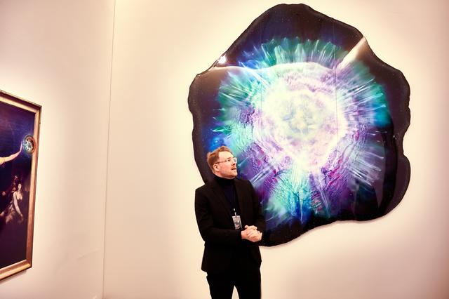 Kurator Sebastian Baden in der Studio-Ausstellung "Tiny Supernova". | Foto: Christian Gaier