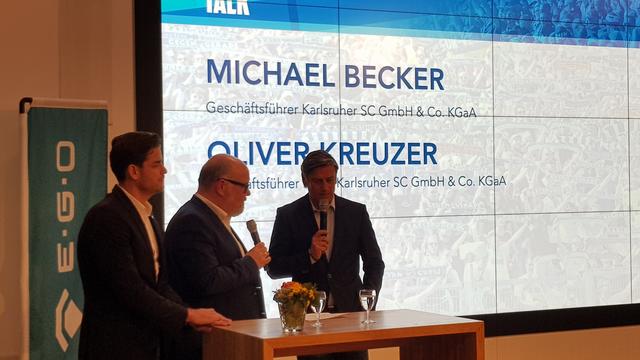 KSC im Talk zur aktuellen Situation (v.l.): Geschäftsführer Michael Becker, Stadionsprecher und Moderator Martin Wacker und Geschäftsführer Sport Oliver Kreuzer | Foto: www.jowapress.de