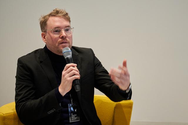 Kurator Sebastian Baden. | Foto: Christian Gaier