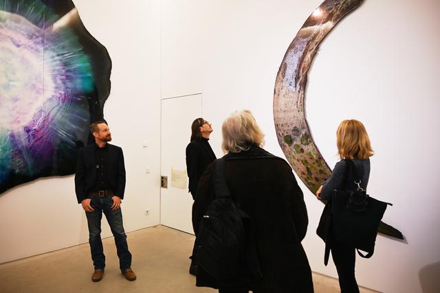 Die Werke des Künstlers Wolfgang Ganter (links) lassen das Publikum staunen. | Foto: Christian Gaier