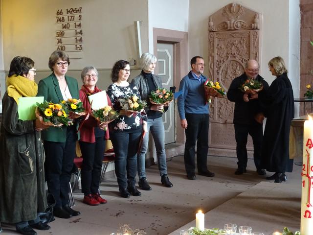 15 Jahre dabei: Marion Zelt, Christine Christmann (ehrenamtliche Hospizbegleiterinnen), Ingrid Horsch, Waltraud Klein, Sabine Nauland-Bundus (hauptamtliche Mitarbeiterinnen) Erich Morschhäuser (Vorstand Förderverein), Rudi Zapp (Rechnungsprüfer), Pfarrerin Birgit Rummer.