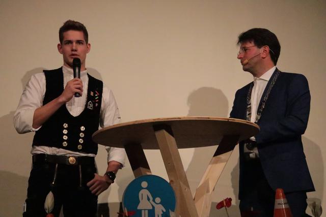 Gerade für die großen Bauprojekte brauche man gute Handwerker und ein junger Mann, der in Bad Dürkheim groß geworden ist, habe seiner Zunft gewissermaßen die Krone aufgesetzt, indem er bei einem weltweiten Wettbewerb den ersten Platz abgeräumt habe, stellte Glogger bei der Überleitung zu seinem zweiten Gast fest. Der Zimmerer-Weltmeister Alexander Bruns hatte im vergangenen Jahr nach 7-jähriger asiatischer Dominanz den Titel nach Deutschland geholt. Ausgerechnet in dem Stadion, in dem Korea bei der Fußball-WM die deutsche Mannschaft nach Hause geschickt hatte. | Foto: Franz Walter Mappes