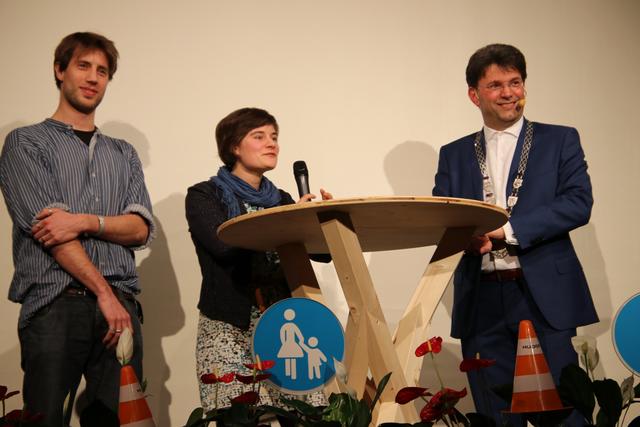 "Ein Ort, der bei vielen Älteren im Kopf noch lebendig ist, dessen Mauern aber leider seit Jahrzehnten brachliegen, ist das Café Eden am Ludwigsplatz," wies der Bürgermeister hin. Die bunte Geschichte des besonderen Ortes werde eine Gruppe von Künstlern in diesem Jahr aufgreifen und neu inszenieren. Stellvertretend für das Künstler-Quartett standen Saskia Bauer und Ivo Schneider als Ehrengäste auf der Bühne. | Foto: Franz Walter Mappes