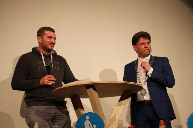 Wenn man  über Lebensqualität in Bad Dürkheim spreche, sei das eine gute Gelegenheit, an einen Teil der Stadtverwaltung zu denken, der selten im Mittelpunkt stehe, aber ständig für das Stadtbild unterwegs sei, dem Baubetriebshof. Stellvertretend für die Vielen, die ständig im Hintergrund für die Stadt arbeiten, war Kevin Fischer zum Interview auf die Bühne gebeten worden, denn er habe  etwas Besonderes angestoßen, nämlich die Neuorganisation der Reinigung auf dem Wurstmarkt, verriet der Bürgermeister. | Foto: Franz Walter Mappes