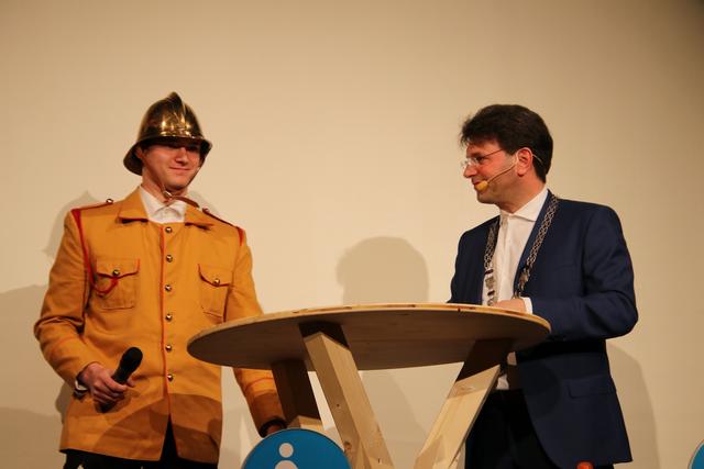 Marvin Helbig war der vierte Gast auf der Bühne in der Salierhalle. Gewandet in eine historische Feuerwehruniform stellte er das Jubiläumsprogramm der Freiwilligen Feuerwehr Bad Dürkheim vor, die in diesem Jahr 200 Jahre alt wird. | Foto: Franz Walter Mappes