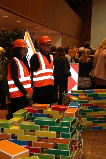 Im Anschluss an die Rede waren die Besucher aufgerufen, mit Bausteinen zu signalisieren, welche Zukunftsbaustelle für sie am wichtigsten ist.  | Foto: Franz Walter Mappes