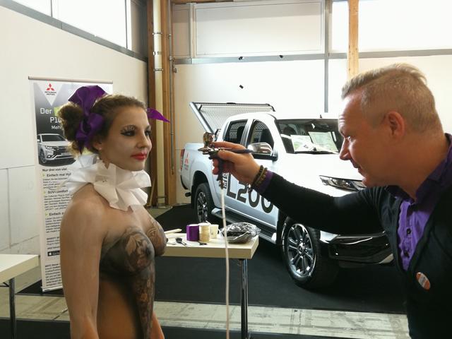 Bodypainting-Kunst auf den Körper „geschneidert“: Ralph Leidinger beim „AutoSalon“ in Action. Foto: Kling-kimmle