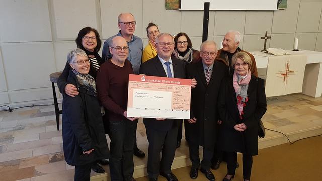 Am Ende des Gottesdienstes überreichte der Vorsitzende des Fördervereins „Pro Pauluskirche“, Landrat Hans-Ulrich Ihlenfeld an den Pfarrer und den Vorsitzenden des Presbyteriums Wolfgang Nörr einen Scheck von über 40.000 Euro.  Foto: ps