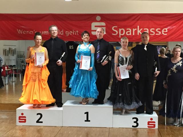 Hubert Scherzinger und Gabi Hauck auf dem 1. Platz im Turnier der Senioren III C Standard in Achern | Foto: privat, zur Veröffentlichung freigegeben
