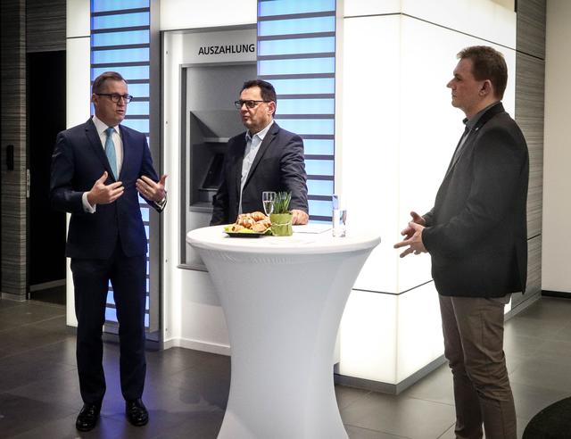 Freuen sich über die neuen Möglichkeiten einer Zusammenarbeit: Christoph Ochs, Vorstandsvorsitzender der VR Bank Südpfalz, Verbandsgemeindebürgermeister Dieter Adam und der Ottersheimer Bürgermeister Gerald Job (v.l.n.r.).
