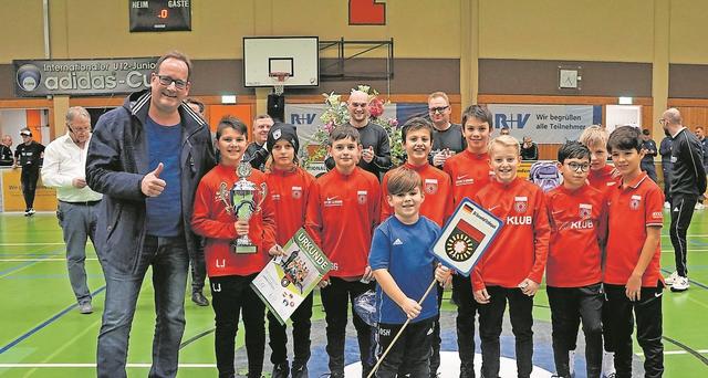 Wochenblatt-Werbeberater Lars Robbe überreicht den Fair Play Pokal an die SG Sonnenhof/Großaspach.