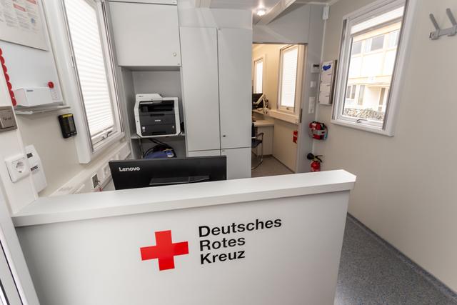 In einer "mobilen Arztpraxis" des DRK wird der Gesundheitszustand der Rückkehrer täglich überprüft | Foto: Paul Needham