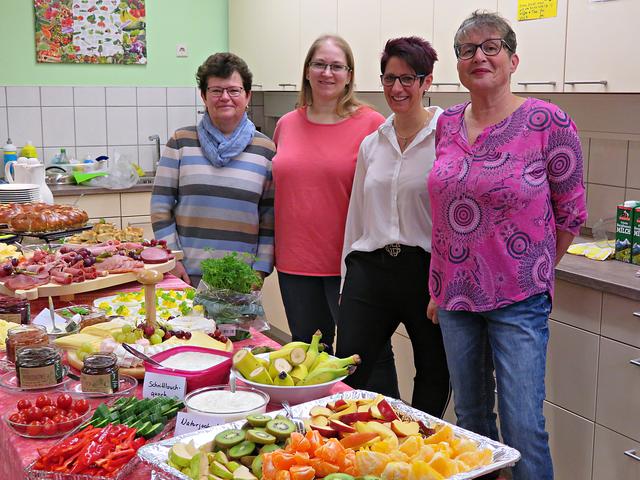 Fleißige Helfer vor, während und nach dem Frühstück | Foto: Brigitte Melder