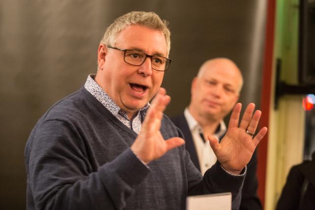 Der Geschäftsführer des Capitols Thorsten Riehle begrüßte die Wochenblatt-VIP-Gäste und erklärte die Show "Walking on Broadway" | Foto: Roland Kohls