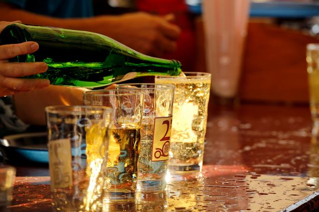 Der Wein gehört in Bad Dürkheim einfach mit dazu: ob im Stielglas oder im Schoppe-Dubbe-Glas genossen, Bad Dürkheim ist eine Hochburg des Weines und des Genusses. | Foto: Stadt Bad Dürkheim