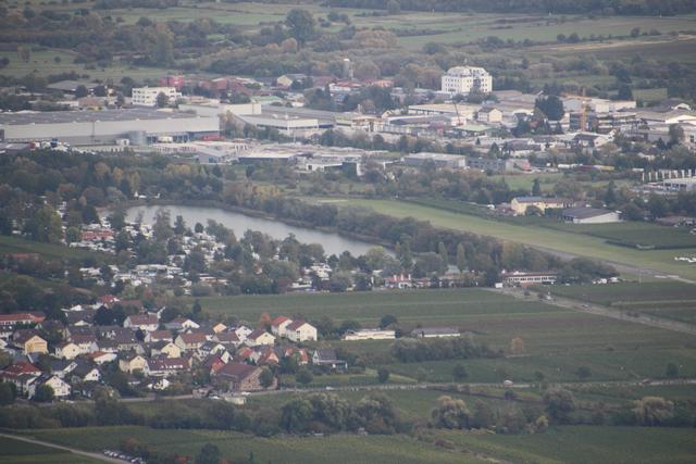 Der Campingplatz mit dem Almensee, dem Fluplatz und dem Gewerbegebiet Bruch. | Foto: Jonas Beckmann