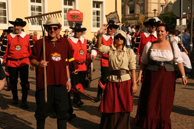  2016 haben rund 2000 Akteure bei einem großen Umzug durch die Stadt den 600. Wurstmarkt hochleben lassen.  | Foto: Franz Walter Mappes