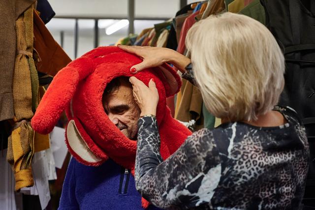 Wochenblatt-Redakteur Peter Engelhardt bei der Anprobe.  | Foto: Christian Gaier
