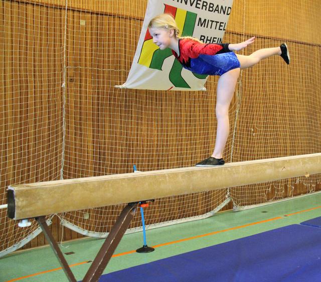 Leonie Andres auf dem Balken.