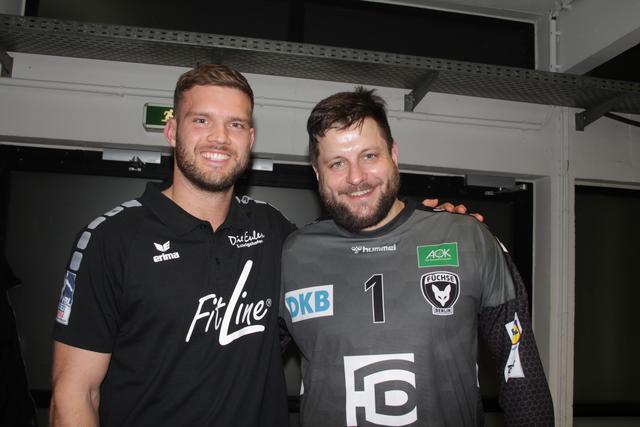 Eulen-Kreisläufer Kai Dippe mit Füchse-Torwart Martin Ziemer (rechts)