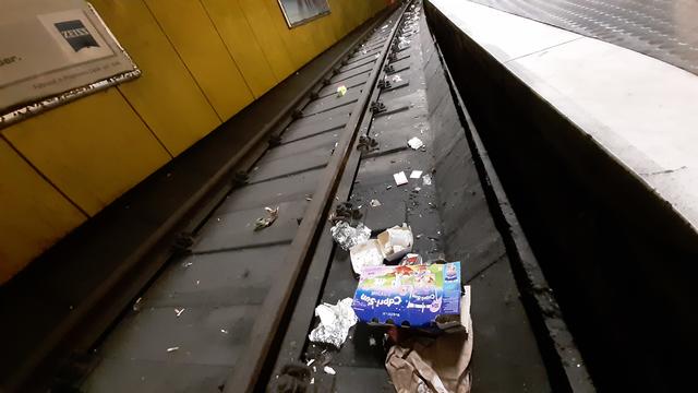 Dieses Foto stammt von der gegenüberliegenden stillgelegten Seite der Haltestelle. Auch hier wurde Müll auf den Gleisen verteilt. | Foto: Tim Altschuck