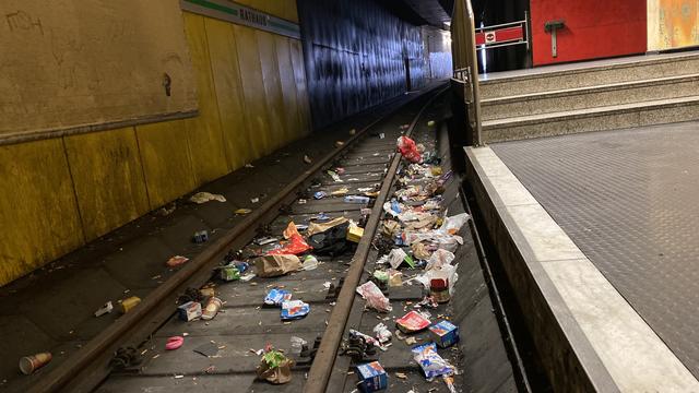 Müll auf dem stillgelegten Gleis unter dem Rathaus. | Foto: Tim Altschuck