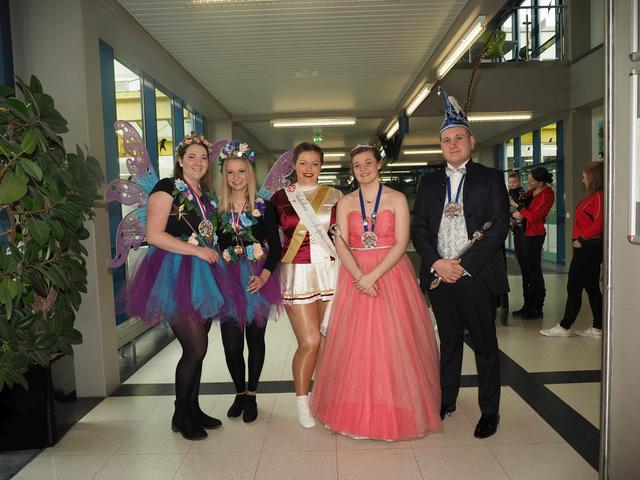 Haßlocher Hoheiten genießen den Nachmittag. v.L. Lena Roth, Bierfestkönigin, Eileen Muskat, Sommertagsprinzessin, Annika Mischon, Bierfestprinzessin und das Prinzenpaar des HCV Joana I. und Steven I. Tobaschus. 