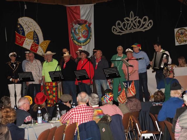 Der Männerchor der Marinekameradschaft bringt den Saal zum schunkeln und mitsingen und noch viele weitere Programmpunkte erfreuen das Publikum