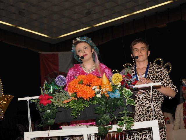 Jana und Janik von den Böhler Hängsching begeistern das Publikum mit ihrer Bütt mit ihrer Ausschau vom Balkon.