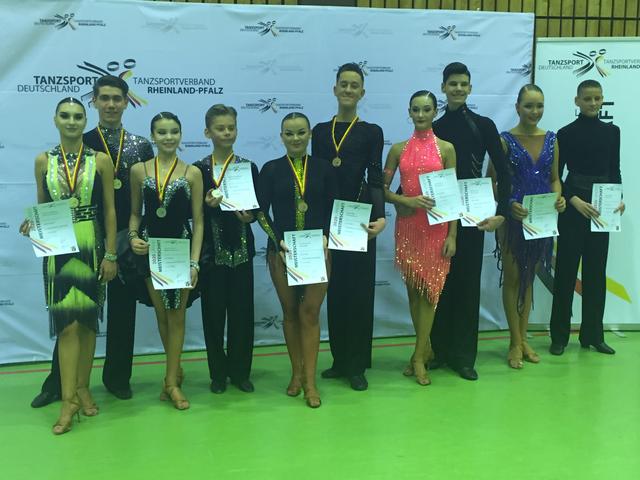 Daniel Miller und Alina Boschmann, Paar in der Mitte,
dritter Platz im Turnier der Jugend B Latein | Foto: privat, zur Veröffentlichung freigegeben